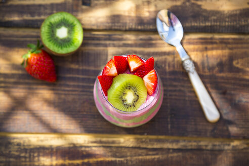 Glas Chia-Pudding mit Kiwi und Erdbeeren - SARF002666