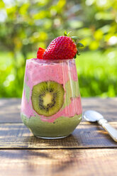 Glas Chia-Pudding mit Kiwi und Erdbeeren - SARF002667