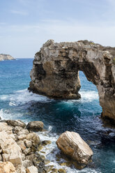 Spanien, Mallorca, Cala Santanyi, Felsbogen Es Pontas - LMF000572