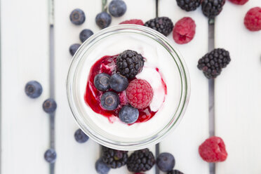 Ein Glas griechischer Joghurt mit Beeren - LVF004684