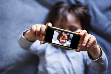 Kleiner Junge macht Selfie mit Smartphone - VABF000404