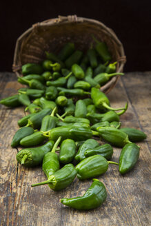 Pimientos de Padron auf dunklem Holz - LVF004689