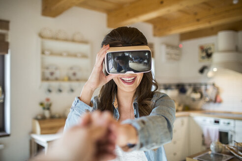 Junge Frau zu Hause mit Virtual-Reality-Brille - HAPF000331