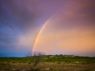 Namibia, Outjo, Regenbogen im Ongava Wildreservat - AMF004817