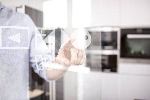 Männerhand benutzt den Touchscreen des Backofens in seiner Küche - MFRF000545