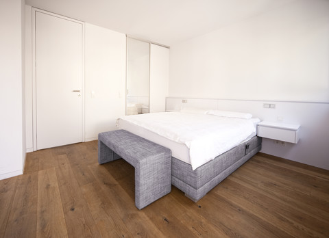 Hotelzimmer mit Doppelbett und Holzboden, lizenzfreies Stockfoto
