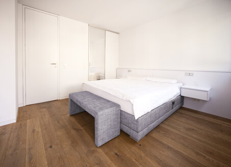 Hotelzimmer mit Doppelbett und Holzboden - MFRF000581