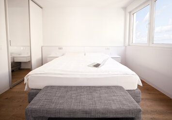 Hotelzimmer mit Laptop auf Doppelbett - MFRF000582