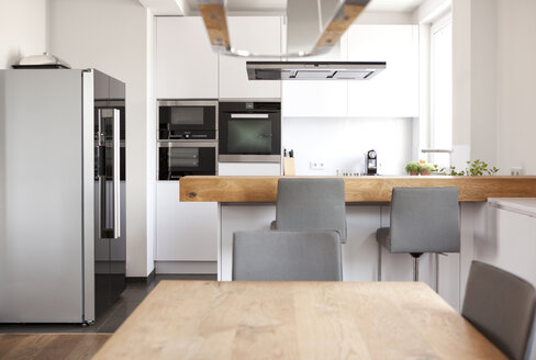 Modern open plan kitchen - MFRF000588