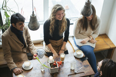 Freunde treffen sich in einem Cafe - JUBF000121