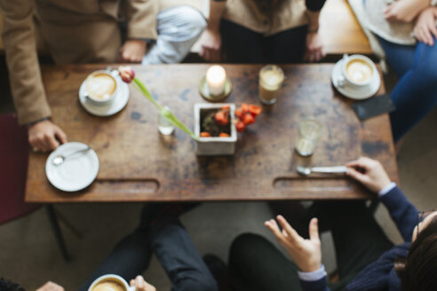 Friends meeting in a cafe - JUBF000123