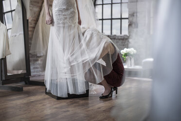 Hochzeitskleid Designer hockt unter Hochzeitskleid - ZEF008649