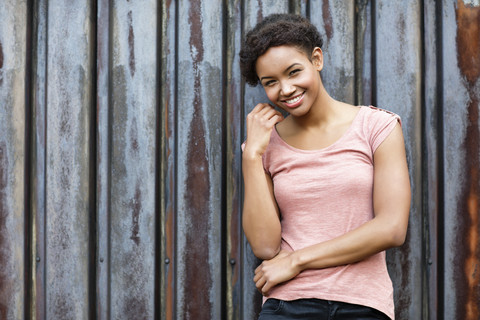 Porträt einer lächelnden jungen Frau, lizenzfreies Stockfoto