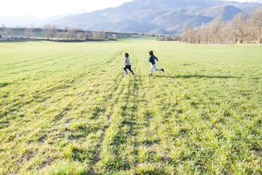 Zwei Jungen laufen auf einem Feld - VABF000415