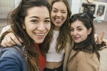 Porträt von drei glücklichen Frauen, die ein Selfie machen - ABZF000327