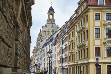 Deutschland, Dresden, Altstadt, rekonstruierte Fassaden und Frauenkirche im Hintergrund - BSCF000524