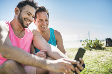 Los Angeles, Venedig, schwules Paar macht Selfie mit Smartphone - LEF000043