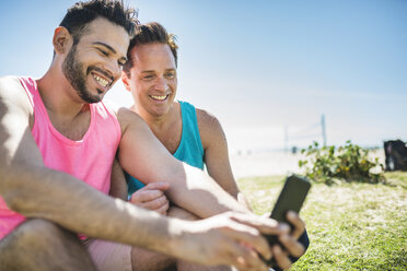 Los Angeles, Venice, gay couple taking selfie with smartphone - LEF000043