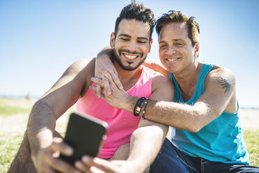 Gay couple taking selfie with smartphone - LEF000045
