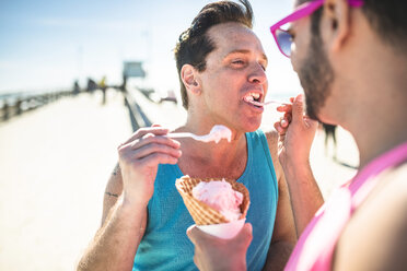 Los Angeles, Venice, schwules Paar füttert sich gegenseitig mit Eiscreme - LEF000050