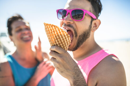 Porträt eines Mannes mit rosa Sonnenbrille beim Eisessen - LEF000051