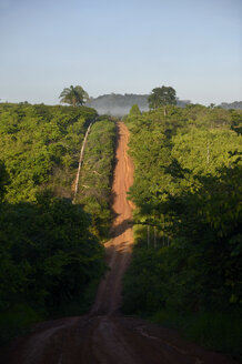 Brasilien, Para, Amazonas-Regenwald, unbefestigte Straße - FLKF000663