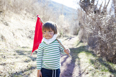 Porträt eines kleinen Jungen mit roter Flagge, der den Helden spielt - VABF000417