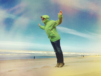 Belgien, Flandern, Nordsee, Mann steht bei stürmischem Wind am Strand - GWF004662