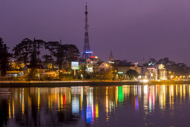 Vietnam, Da Lat, Stadtansicht am Abend - KNTF000260