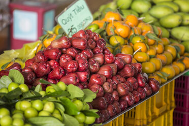 Vietnam, Da Lat, rosa Äpfel auf dem Markt - KNTF000269