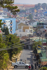 Vietnam, Da Lat, Stadtansicht und Straße - KNTF000270