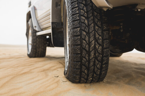 UAE, Rub' al Khali, off-road vehicle parked in the desert, partial view - MAUF000390