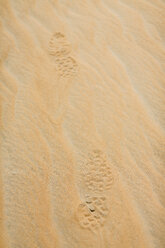 UAE, Rub' al Khali, shoe prints in the desert sand - MAUF000391