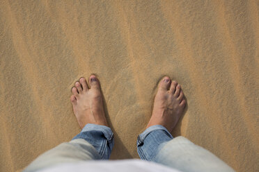 UAE, Rub' al Khali, man's feet in the desert sand - MAUF000393