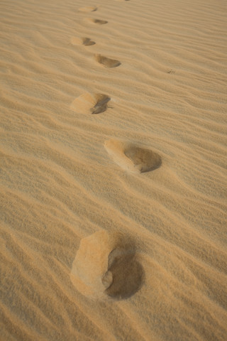 UAE, Rub' al Khali, Schuhabdrücke im Wüstensand, lizenzfreies Stockfoto