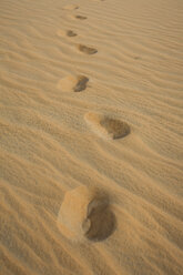 UAE, Rub' al Khali, shoe prints in the desert sand - MAUF000394