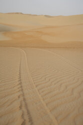 UAE, Rub' al Khali, Reifenspuren im Wüstensand - MAUF000395