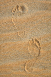 UAE, Rub' al Khali, foot prints in the desert sand - MAUF000396