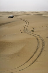 UAE, Rub' al Khali, tyre tracks in the desert sand - MAUF000403