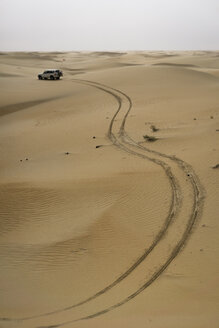 UAE, Rub' al Khali, Reifenspuren im Wüstensand - MAUF000403