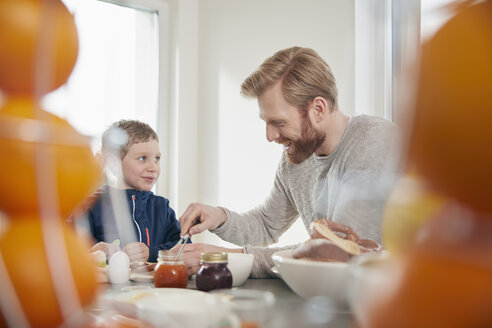Vater und Sohn beim Frühstück - RHF001388