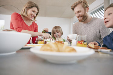 Glückliche vierköpfige Familie beim Frühstück - RHF001389