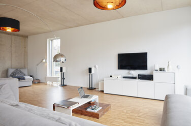 Empty modern living room - RHF001401