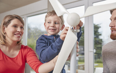 Familie baut gemeinsam ein Spielzeug-Windrad zusammen - RHF001407