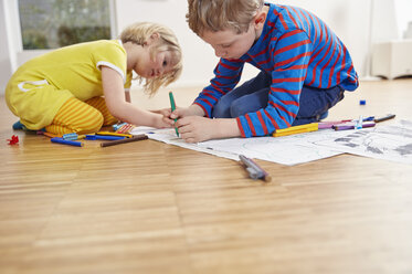 Brother and sister painting on floor - RHF001441