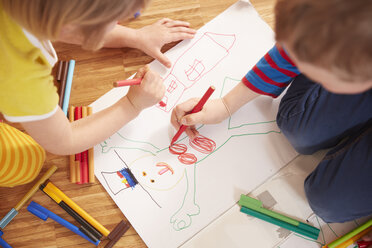 Brother and sister painting on floor - RHF001443