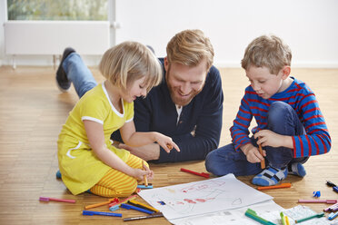 Vater auf dem Boden liegend mit malenden Kindern - RHF001446