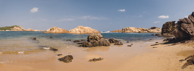 Spanien, Menorca, Panoramablick auf Cala Pregonda - RAEF000986