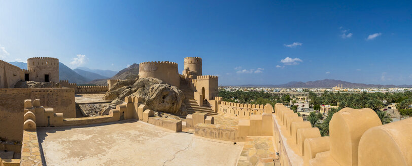 Oman, Region Al Batinah, Al Hajar-Gebirge, Nakhal, Fort Nakhal, Oase Nakhal und Jebel Nakhl-Massiv - AM004827