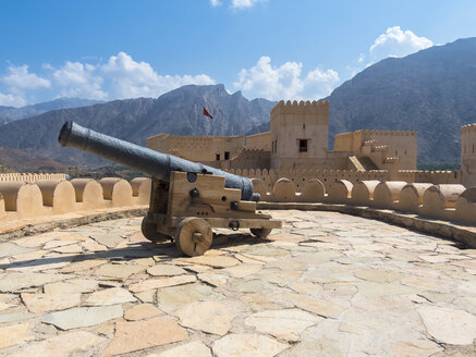 Oman, Region Al Batinah, Al Hajar-Gebirge, Nakhal, Fort Nakhal und Jebel Nakhl-Massiv - AM004829